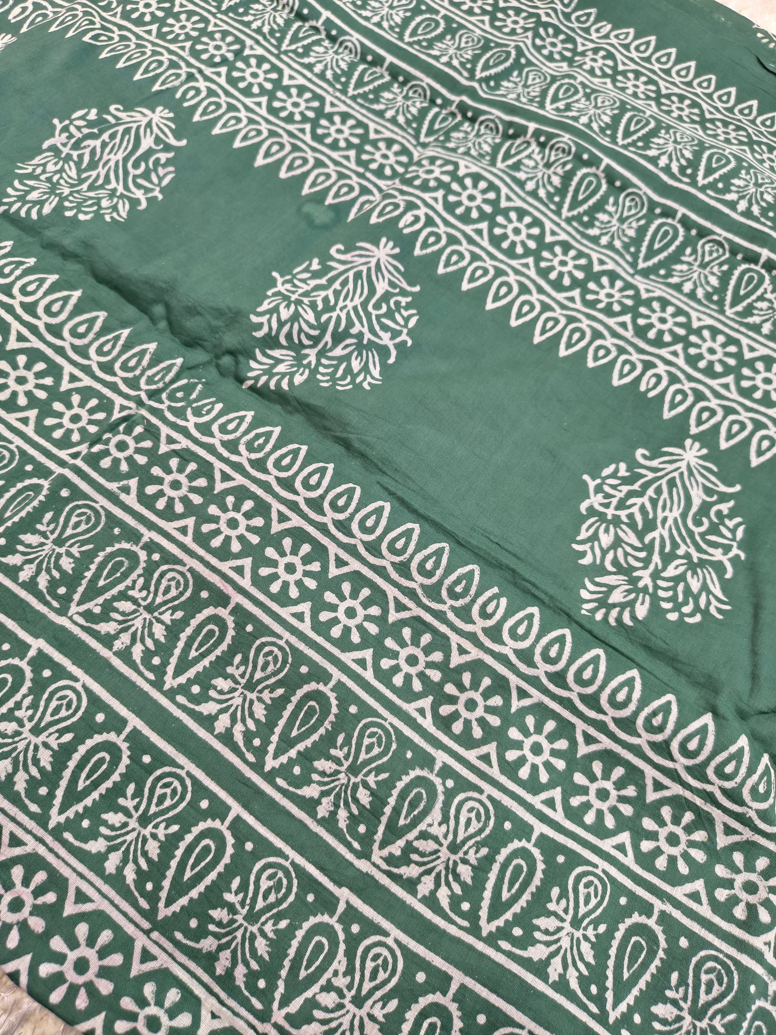Women Green & White Cotton Saree