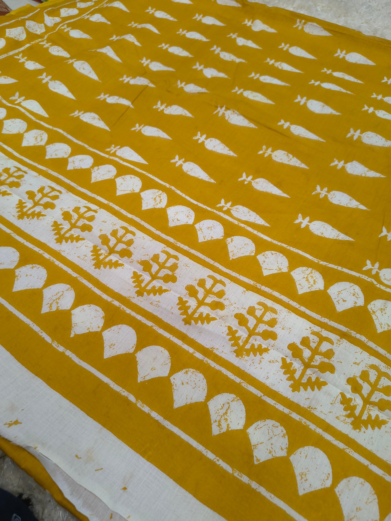 Women Printed Yellow & White Cotton Saree